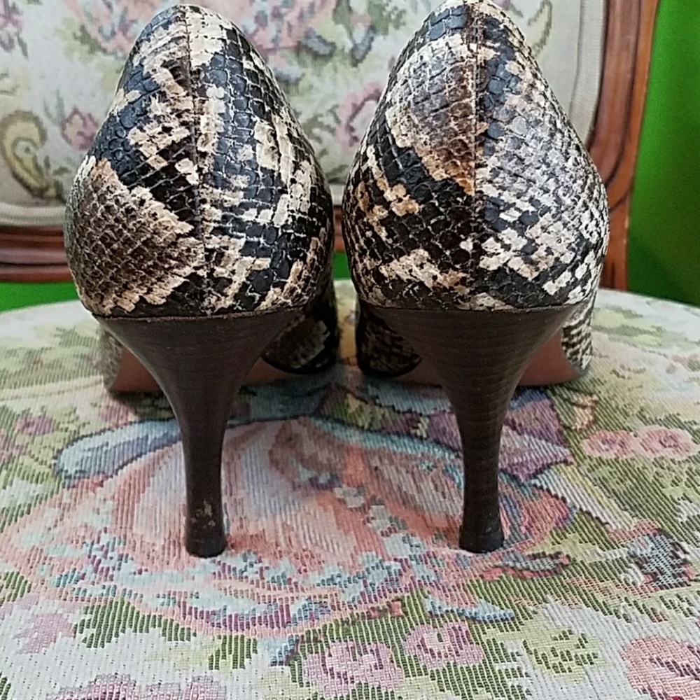 Tahari RIDDLE Heels - Picture 2 of 8
